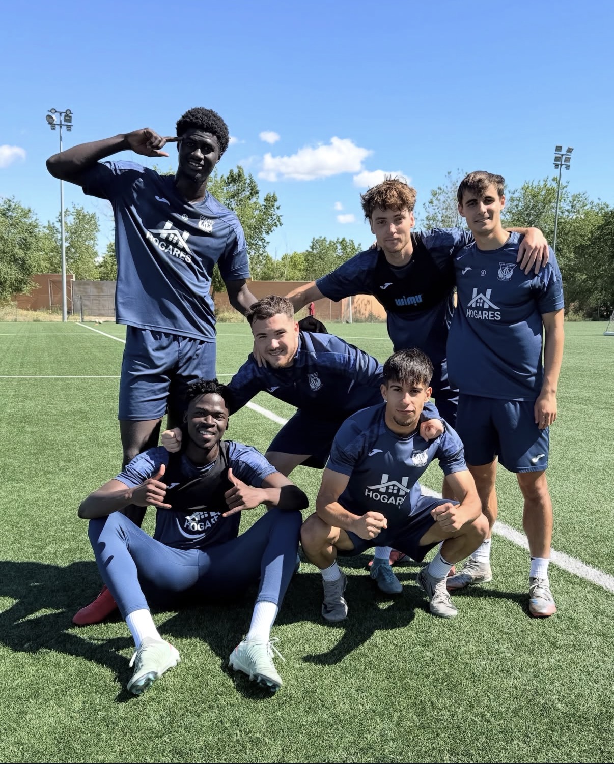 Grupo de jugadores de Elite Fútbol Experience con la equipación del C.D. Leganés en el campo