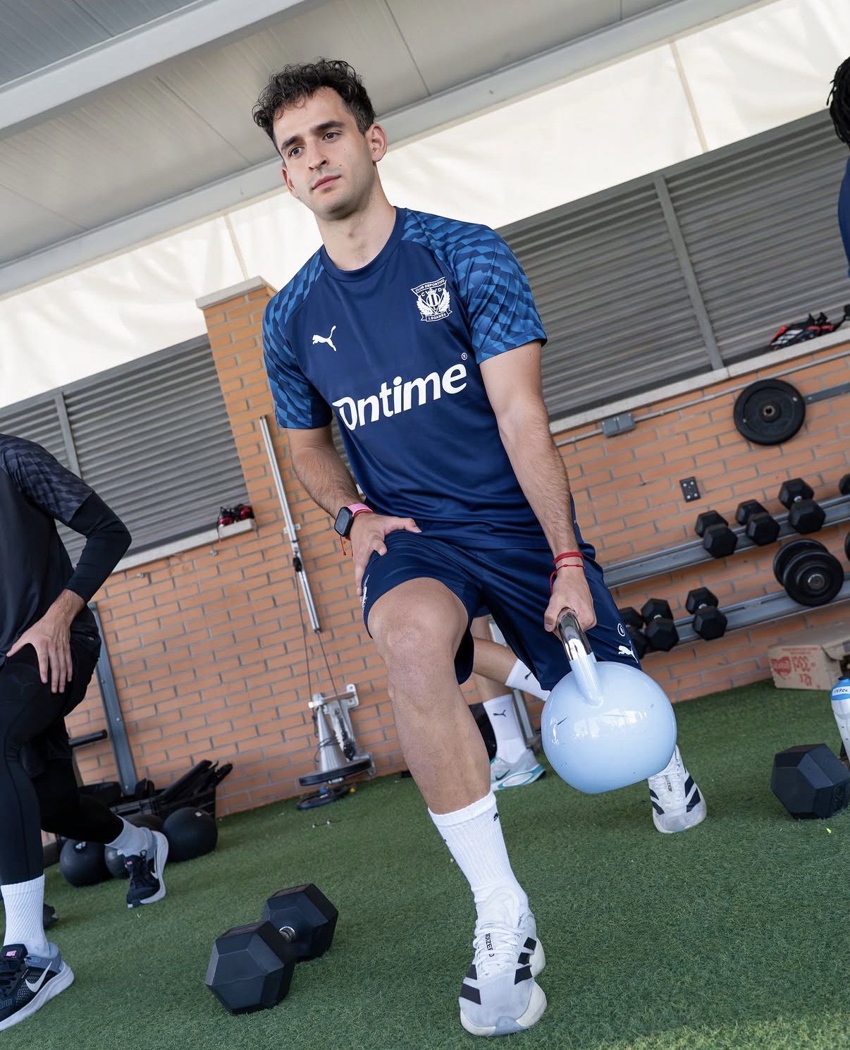 Jugador realizando trabajo físico con la equipación del C.D. Leganés durante el entrenamiento